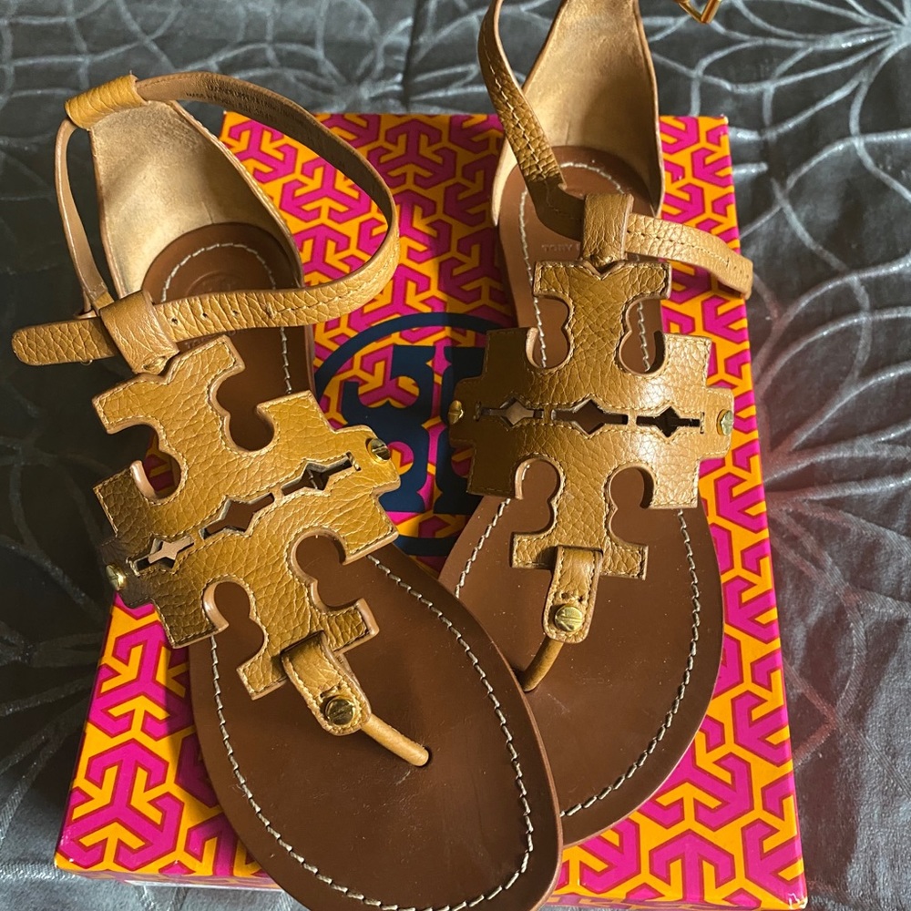 Tory Burch phoebe flat thong 8.5